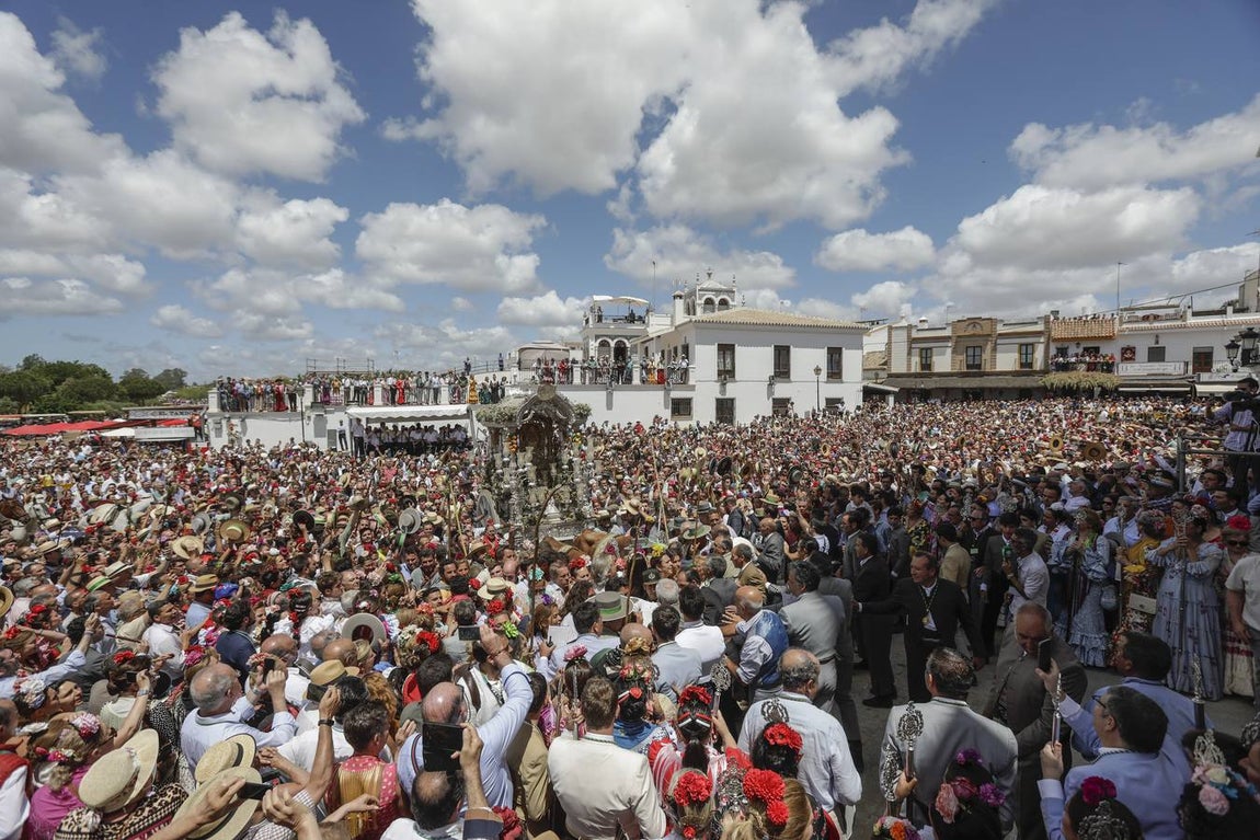 Presentación de las hermandades más antiguas ante la Virgen del Rocío