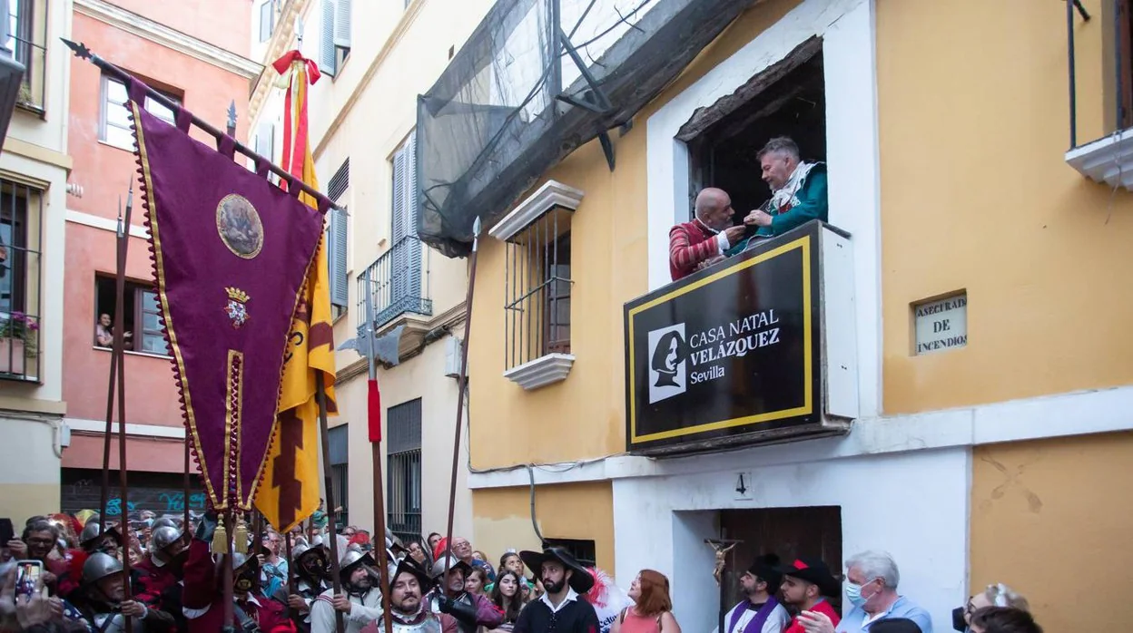 En imágenes, la recreación de ‘La rendición de Breda’ ante la casa natal de Velázquez en Sevilla