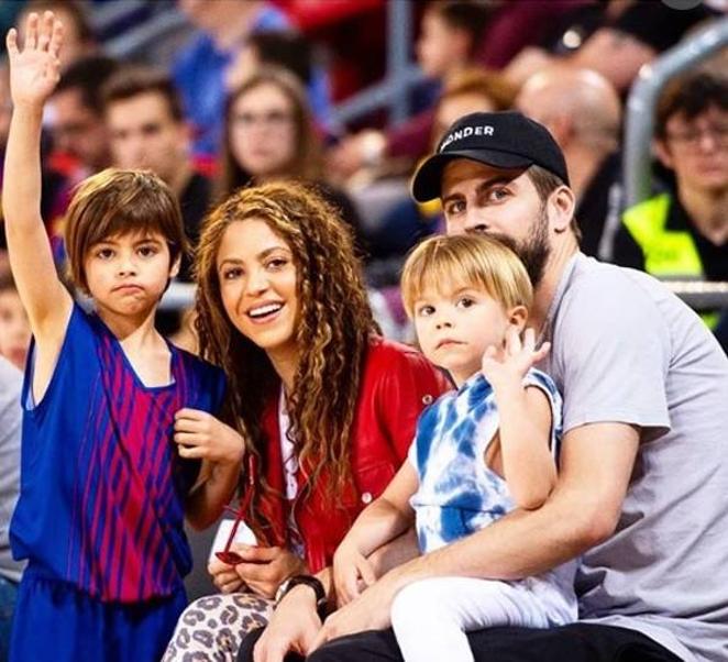 Deporte en familia. Shakira y Piqué desfrutan de un partido de Baloncesto con sus hijos Sasha y Milan.