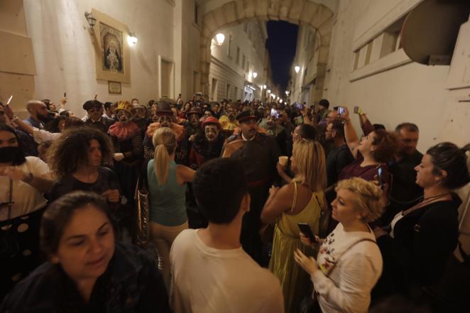 Fotos: El ambiente en la calle la noche de la Final del COAC