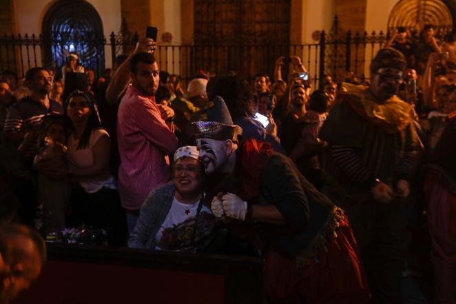 Fotos: El ambiente en la calle la noche de la Final del COAC