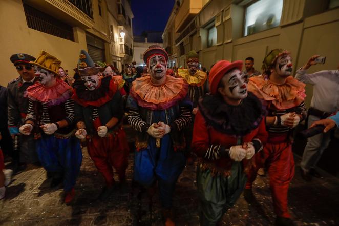 Fotos: El ambiente en la calle la noche de la Final del COAC