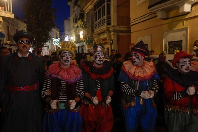 Fotos: El ambiente en la calle la noche de la Final del COAC