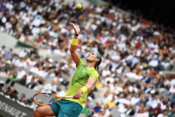 Nadal, durante un saque. Rafa, concentrado durante uno de sus saques mirando la pelota