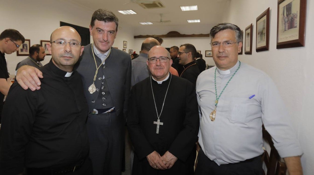 Magnífico ambiente el domingo en el Rocío a la espera de la Virgen