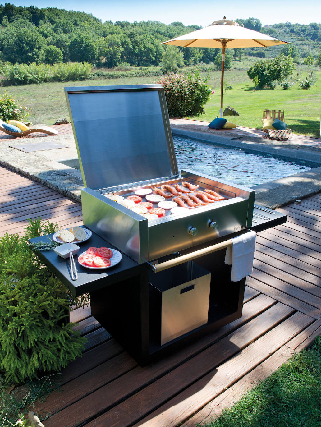 UNOPIÙ - Barby. De tres fuegos, permite cocinar distintos alimentos sin mezclar sabores. Moderna y de acero inoxidable, integra dos repisas laterales como superficies de apoyo. 4.277,35 €.