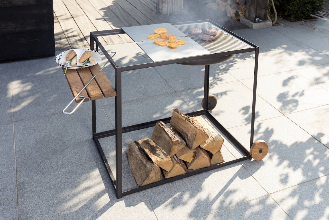 KONSTANTIN SLAWINSKI - Slide 700. Barbacoa de leña dos en uno con parrilla o plancha en modo Teppanyaki. De acero inoxidable, los accesorios son aptos para lavavajillas. En AMAZON,799 €.