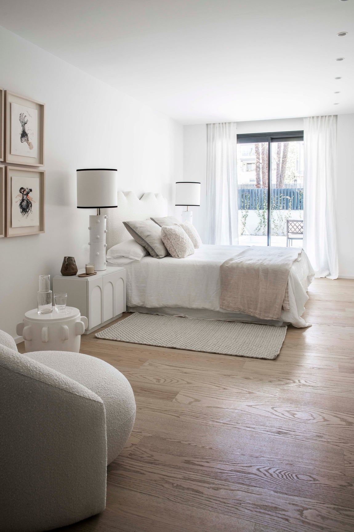 Esta vivienda de 180 metros cuadrados se estrena en el Paseo de la Habana. Está destinada a un alto directivo y su familia, y es un proyecto que acaba de terminar el arquitecto de interiores Raúl Martins. Todo busca potenciar su luz y dar calma. «Las fachadas del resto están muy lejos, tiene un salón muy grande y buenos ventanales correderos y una zona de porches ideal», dice Martins.