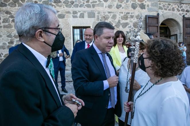 El presidente de Castilla-La Mancha, Emiliano García-Page, ha salido a las puertas del Palacio de Fuensalida para ver la procesión. 