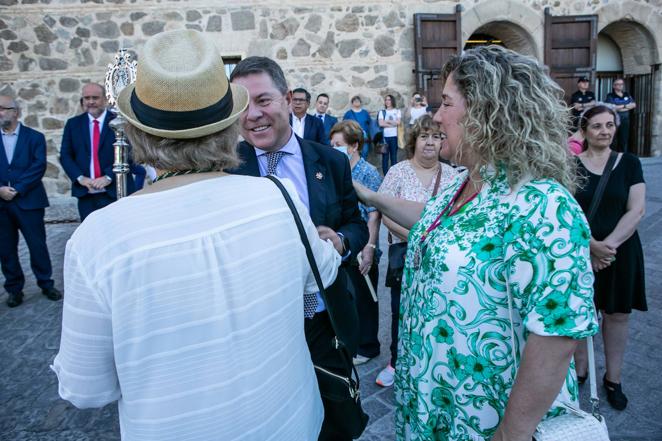 La concejal Marta Medina saluda al presidente García-Page. 