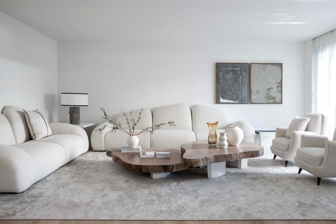 Todo el mobiliario es diseño de Martins a través de su tienda online Findings Gallery, que fue la proveedora también de las obras artísticas y los muebles 'vintage' que dan un toque al conjunto. En la cocina, de Siematic y equipada con Smeg, se le ocurrió añadir un planchero, conectado pero independiente, para hacerla más atractiva y funcional.