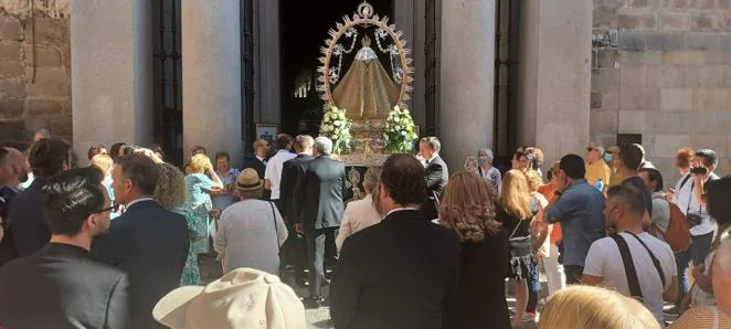 La comitiva ha accedido a la Catedral por la Puerta Llana a los acordes del Himno de España para realizar una oración ante la Virgen del Sagrario.. 