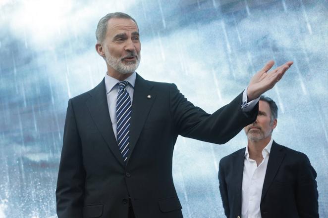 El Rey Felipe VI, en los Cines Callao de Madrid. Detrás, el productor de 'Sin límites' Miguel Menéndez de Zubillaga.