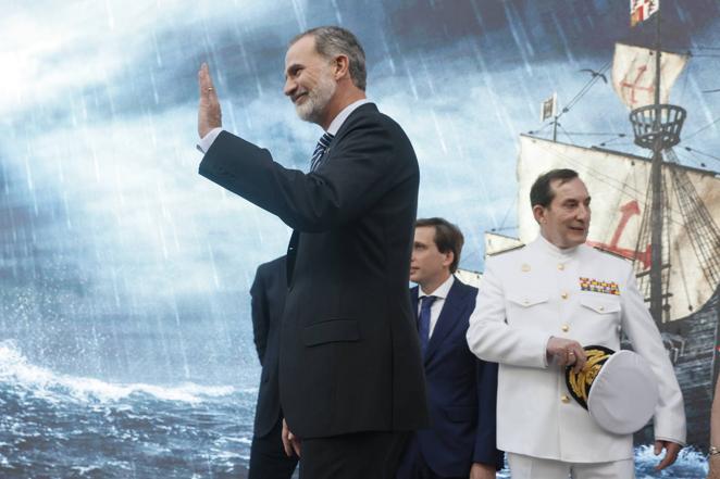 El alcalde de Madrid, José Luis Martínez-Almeida, también acudió. A su lado, el Almirante General Antonio Martorell Lacave Jefe de Estado Mayor de la Armada.