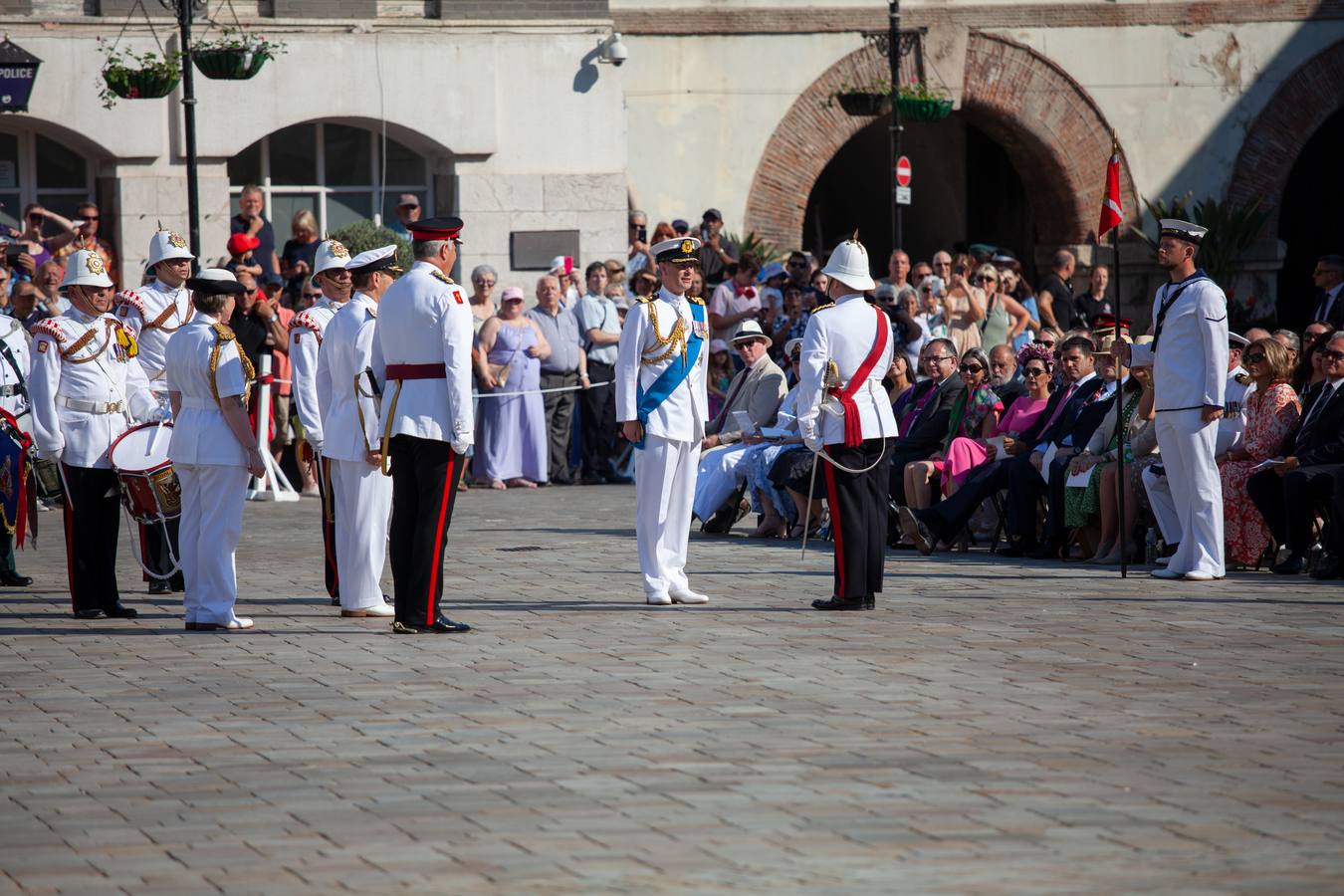 Desfile militar para despedir a los condes de Wessex en Gibraltar