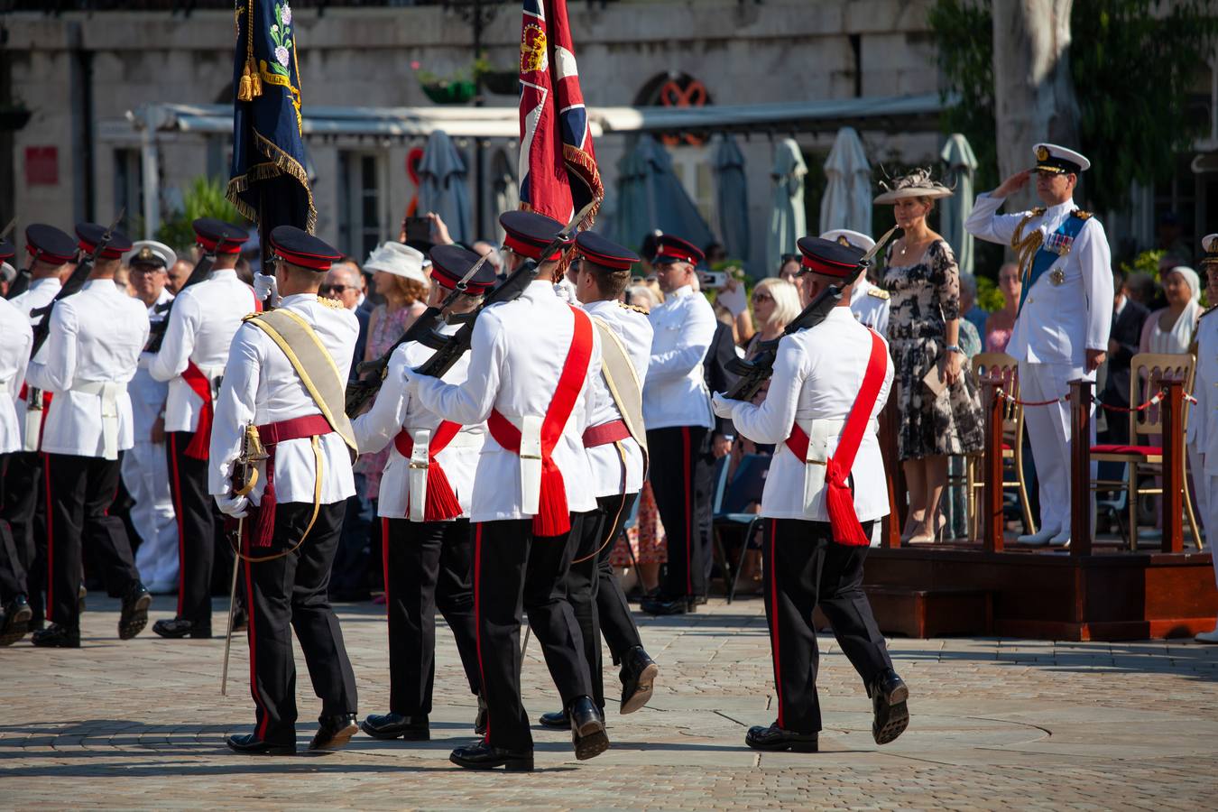 Desfile militar para despedir a los condes de Wessex en Gibraltar