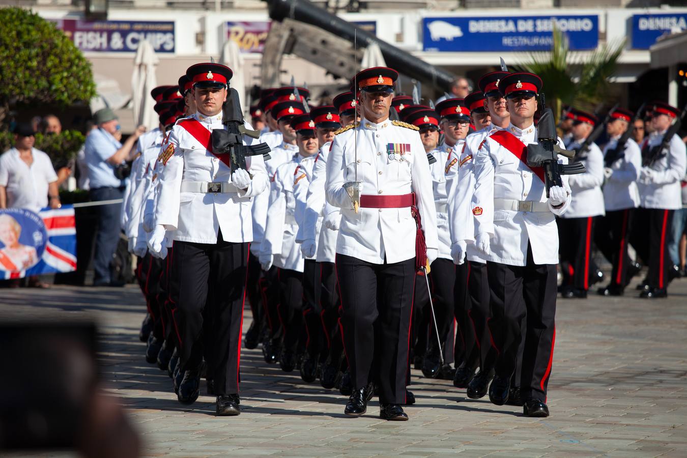 Desfile militar para despedir a los condes de Wessex en Gibraltar