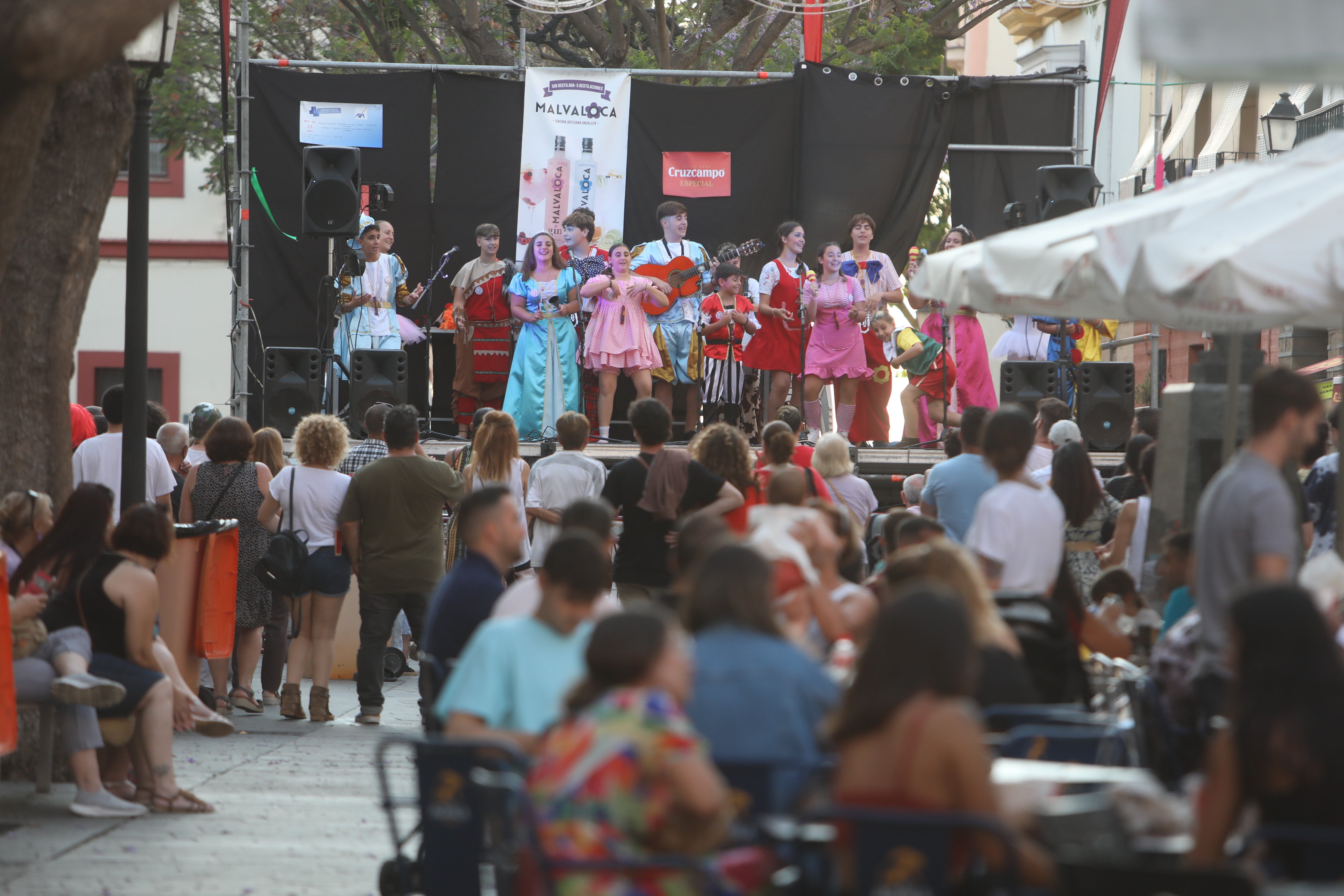 En imágenes: Jueves de Carnaval de verano por las calles de Cádiz