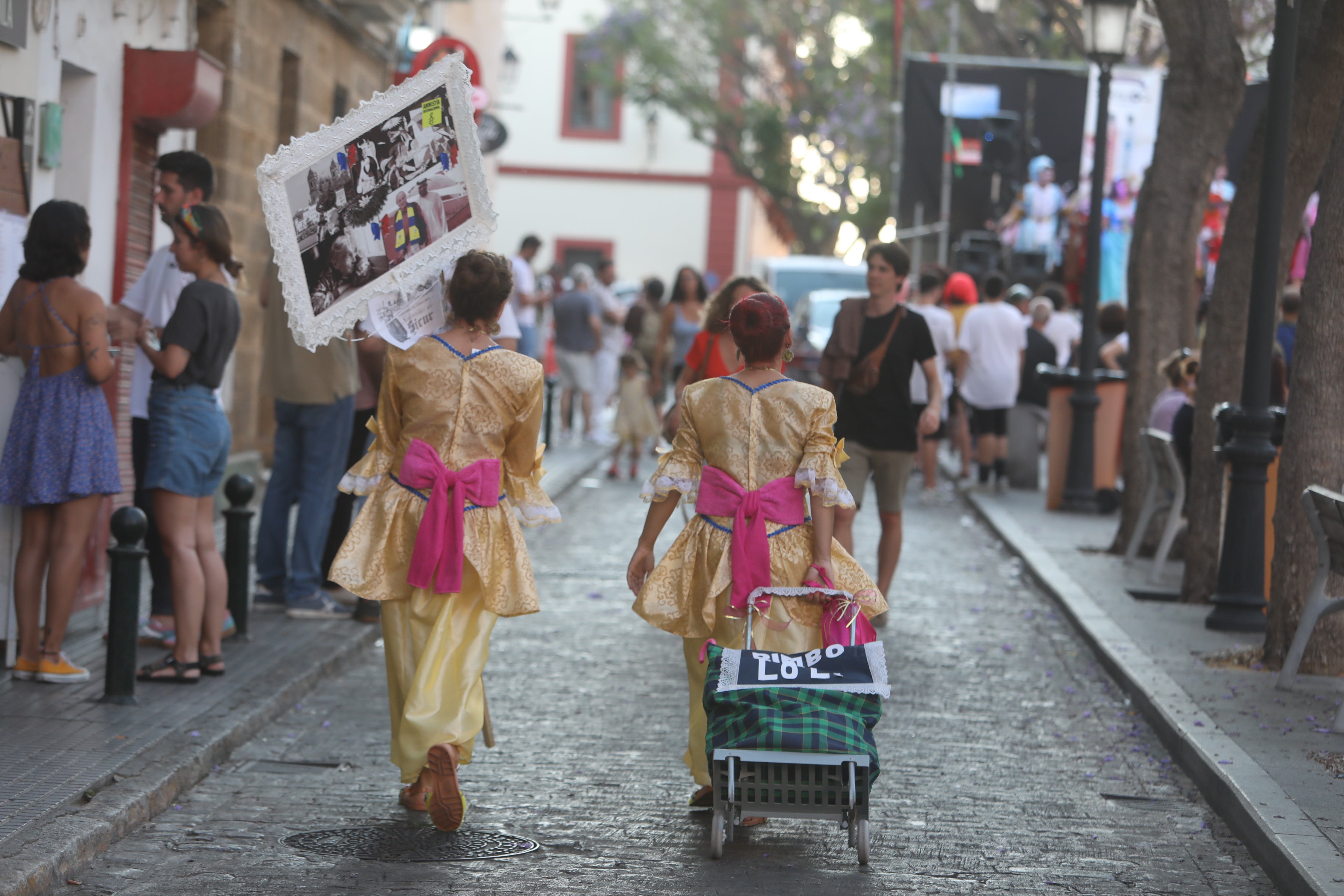 En imágenes: Jueves de Carnaval de verano por las calles de Cádiz