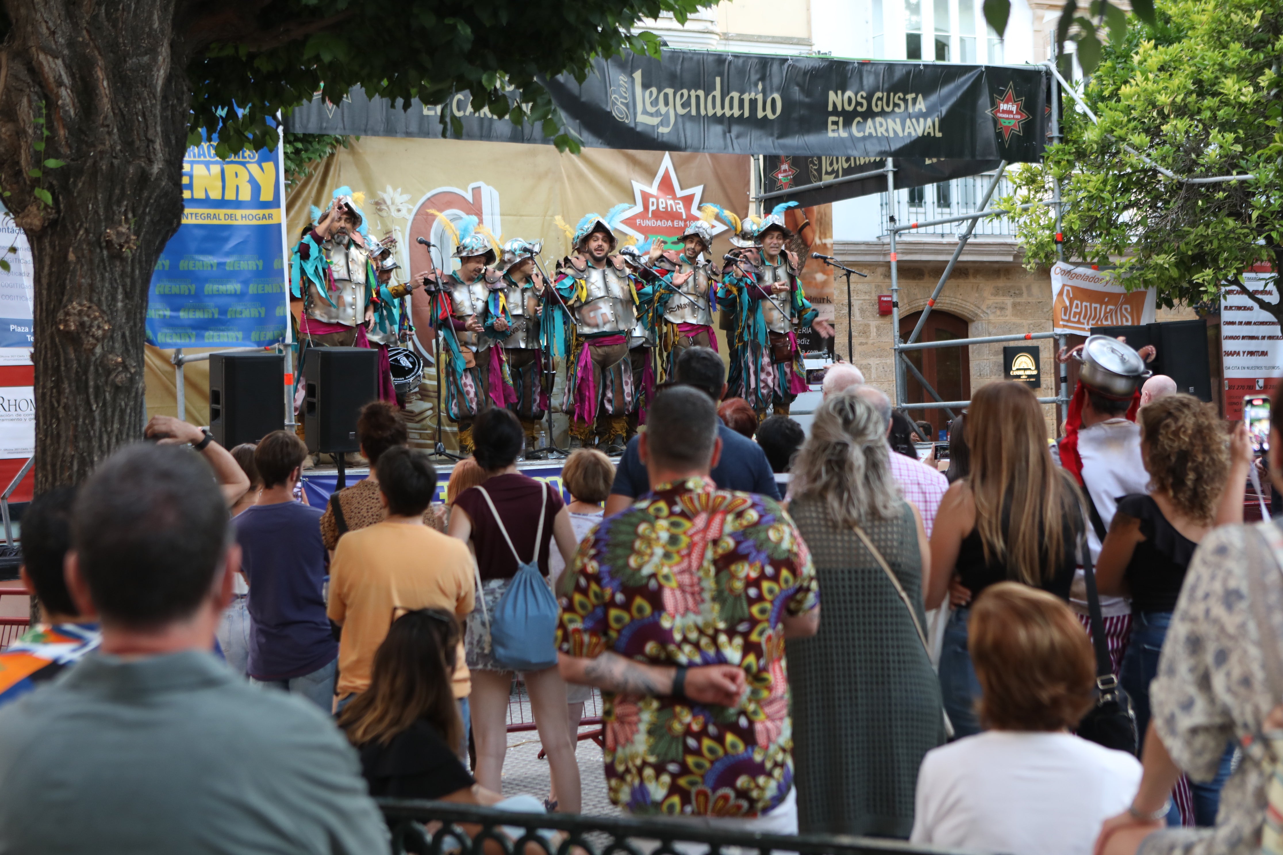 En imágenes: Jueves de Carnaval de verano por las calles de Cádiz