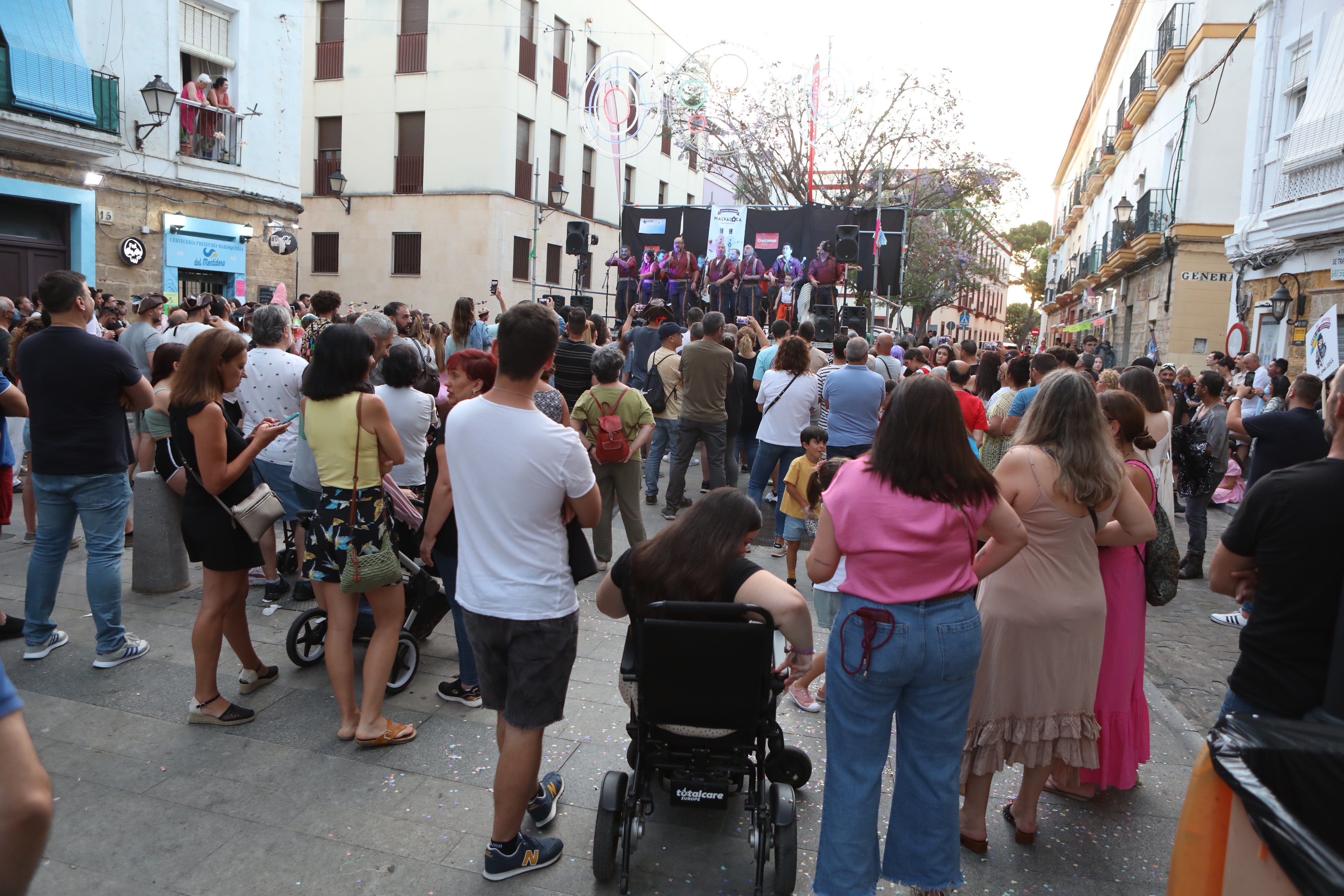 En imágenes: Jueves de Carnaval de verano por las calles de Cádiz