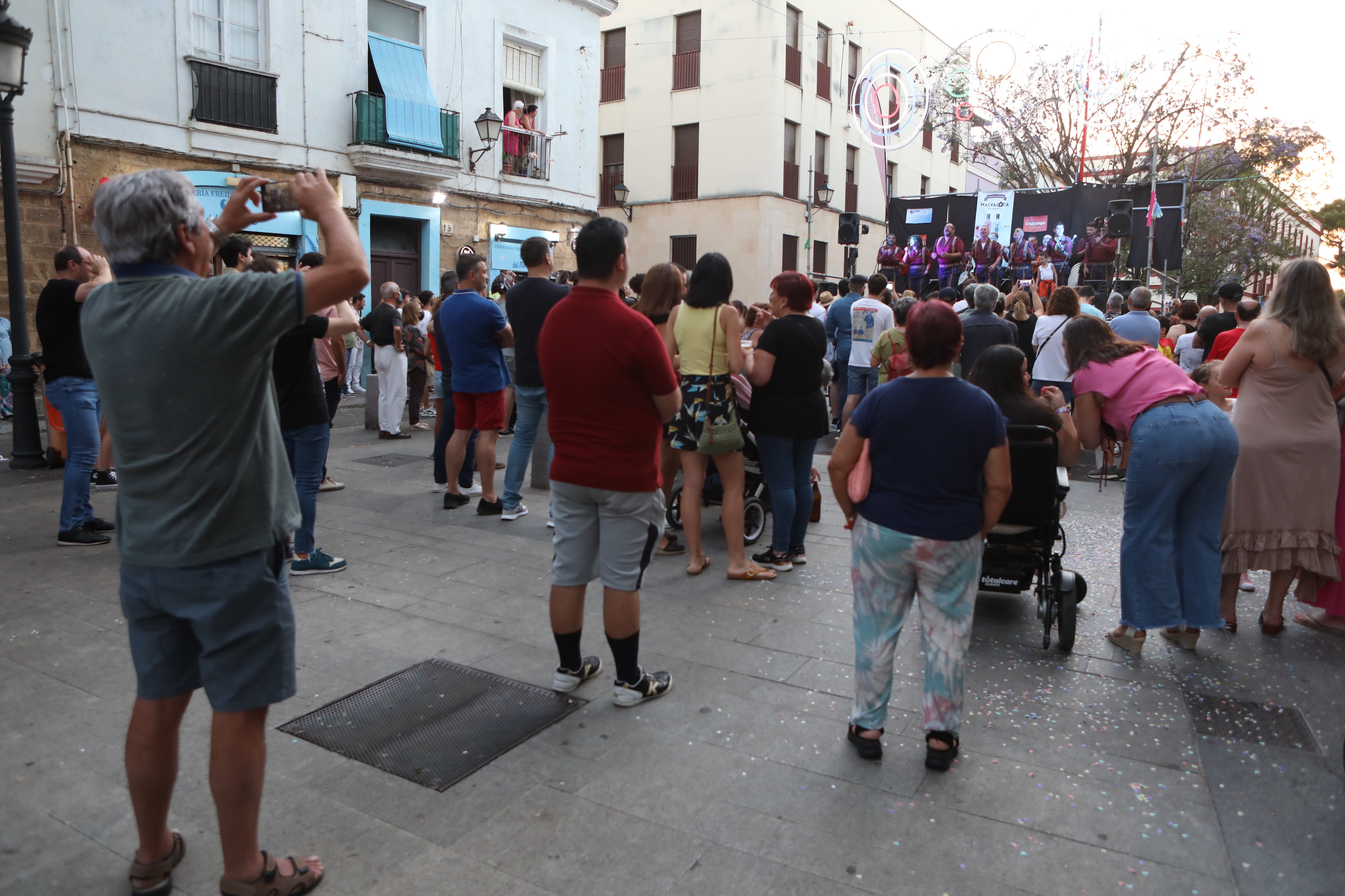 En imágenes: Jueves de Carnaval de verano por las calles de Cádiz