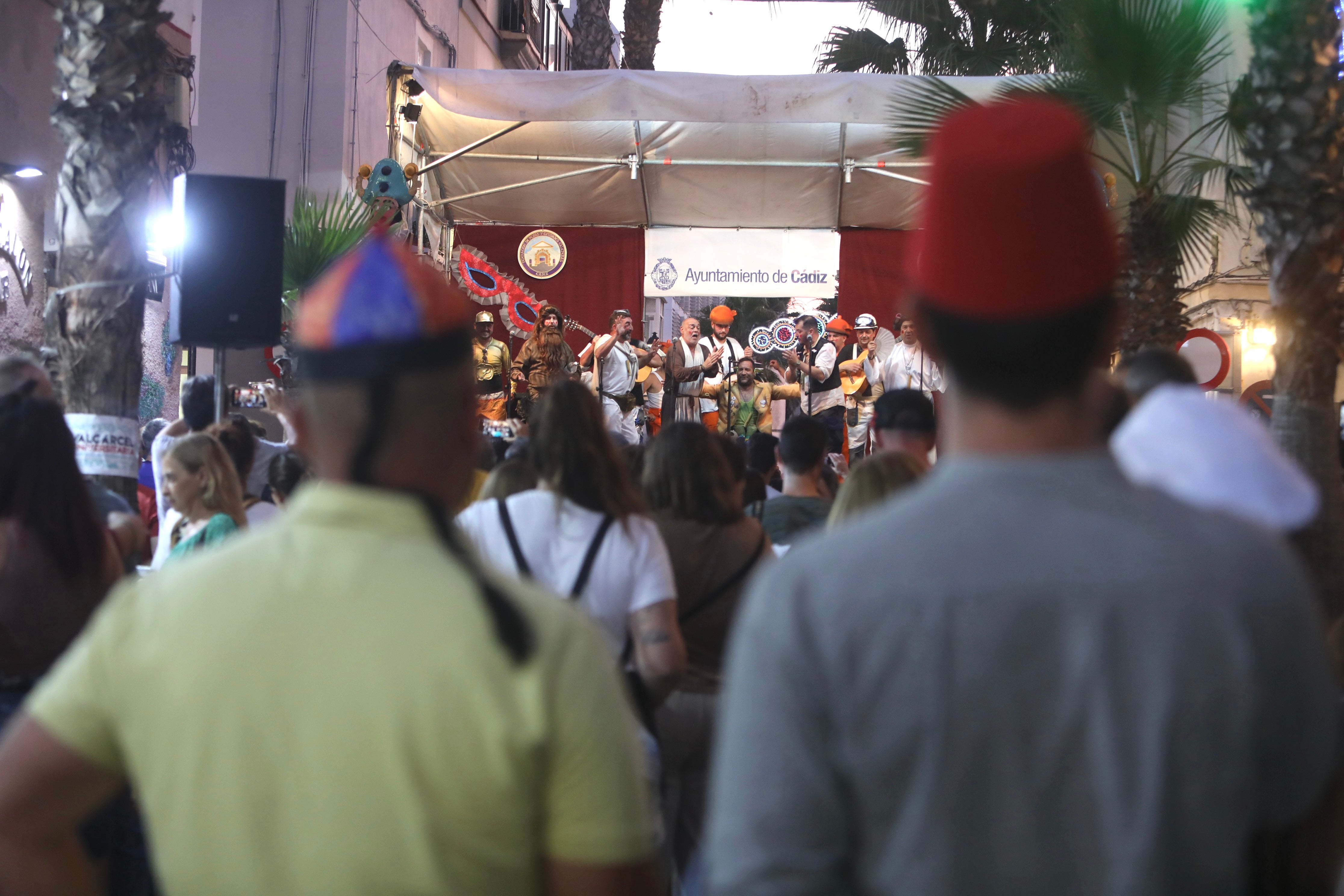 En imágenes: Jueves de Carnaval de verano por las calles de Cádiz