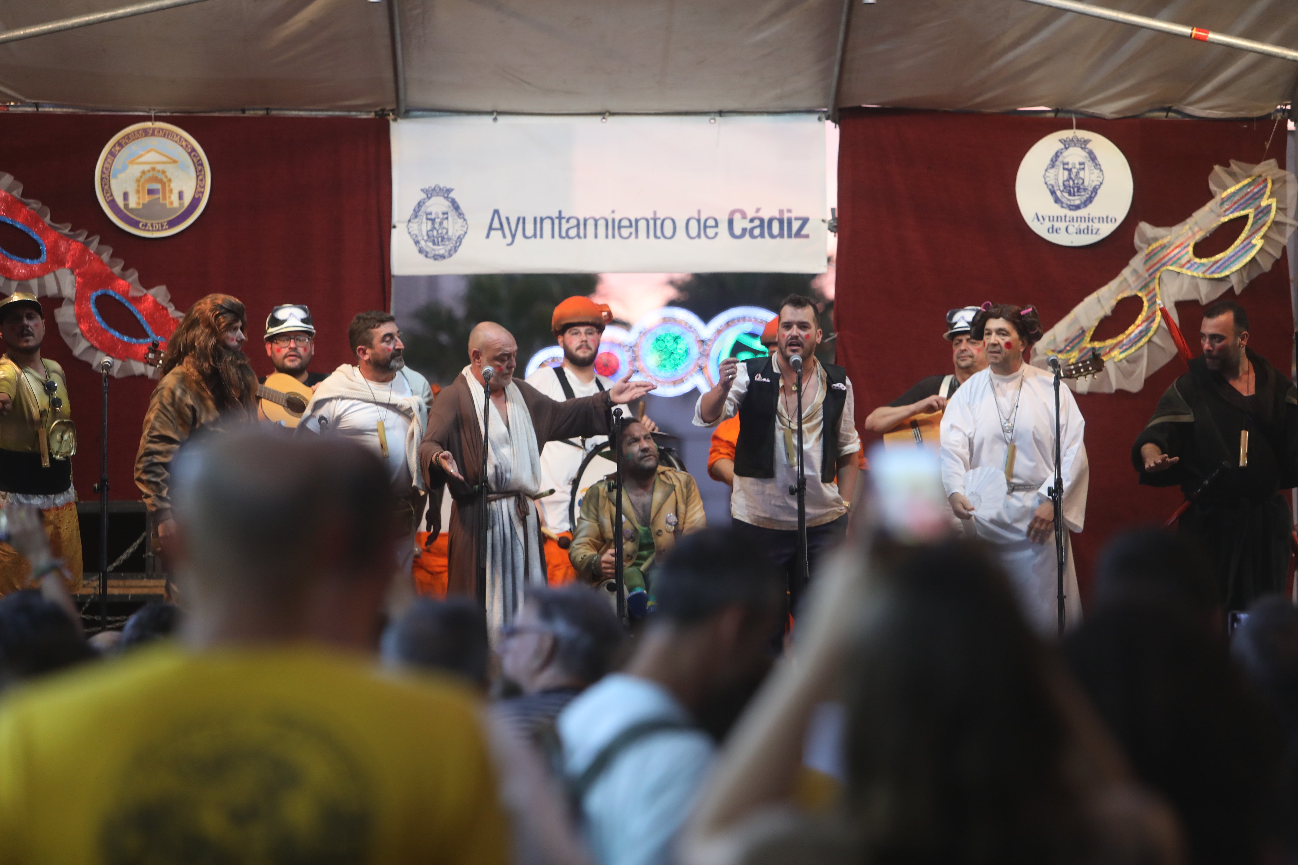 En imágenes: Jueves de Carnaval de verano por las calles de Cádiz