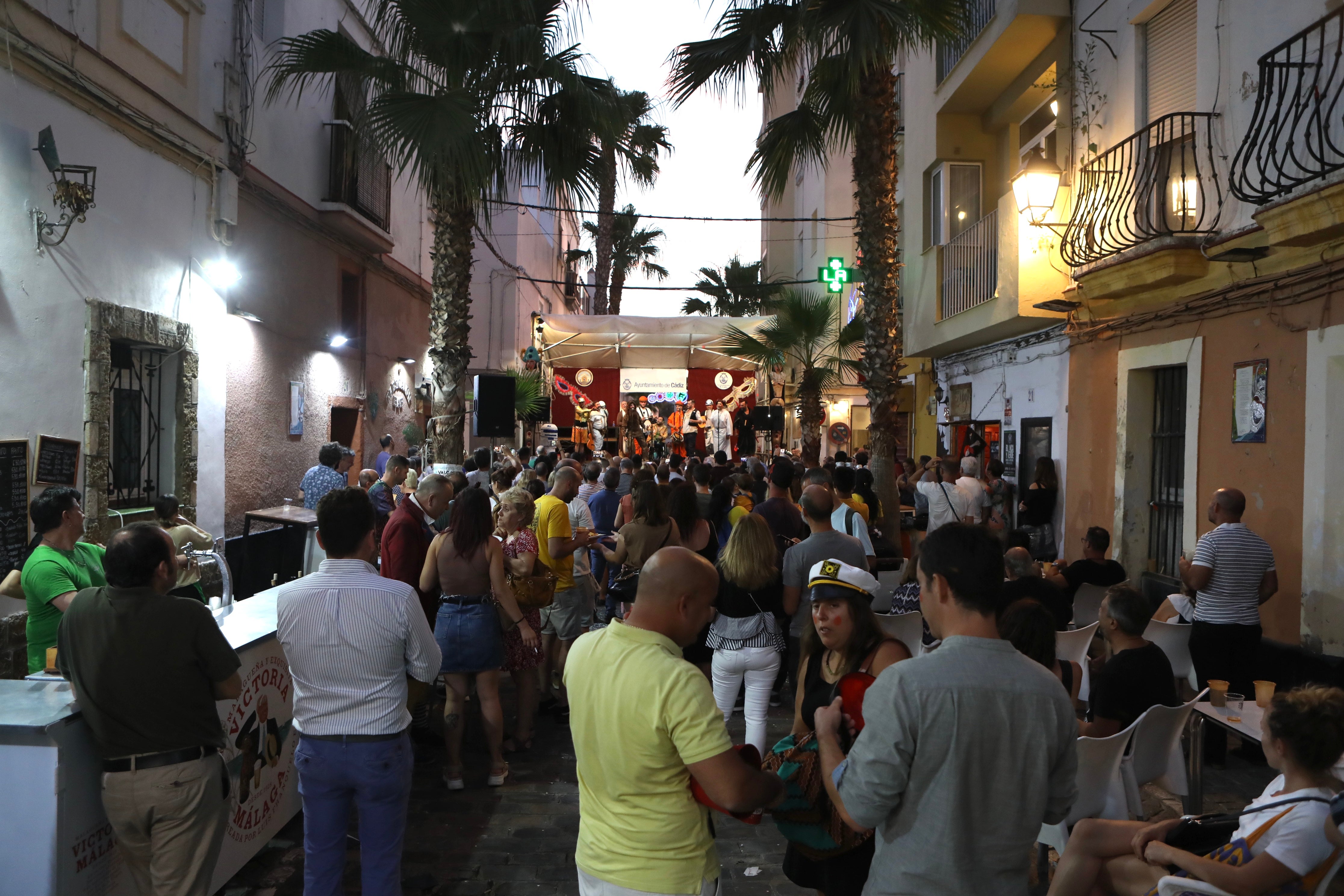 En imágenes: Jueves de Carnaval de verano por las calles de Cádiz