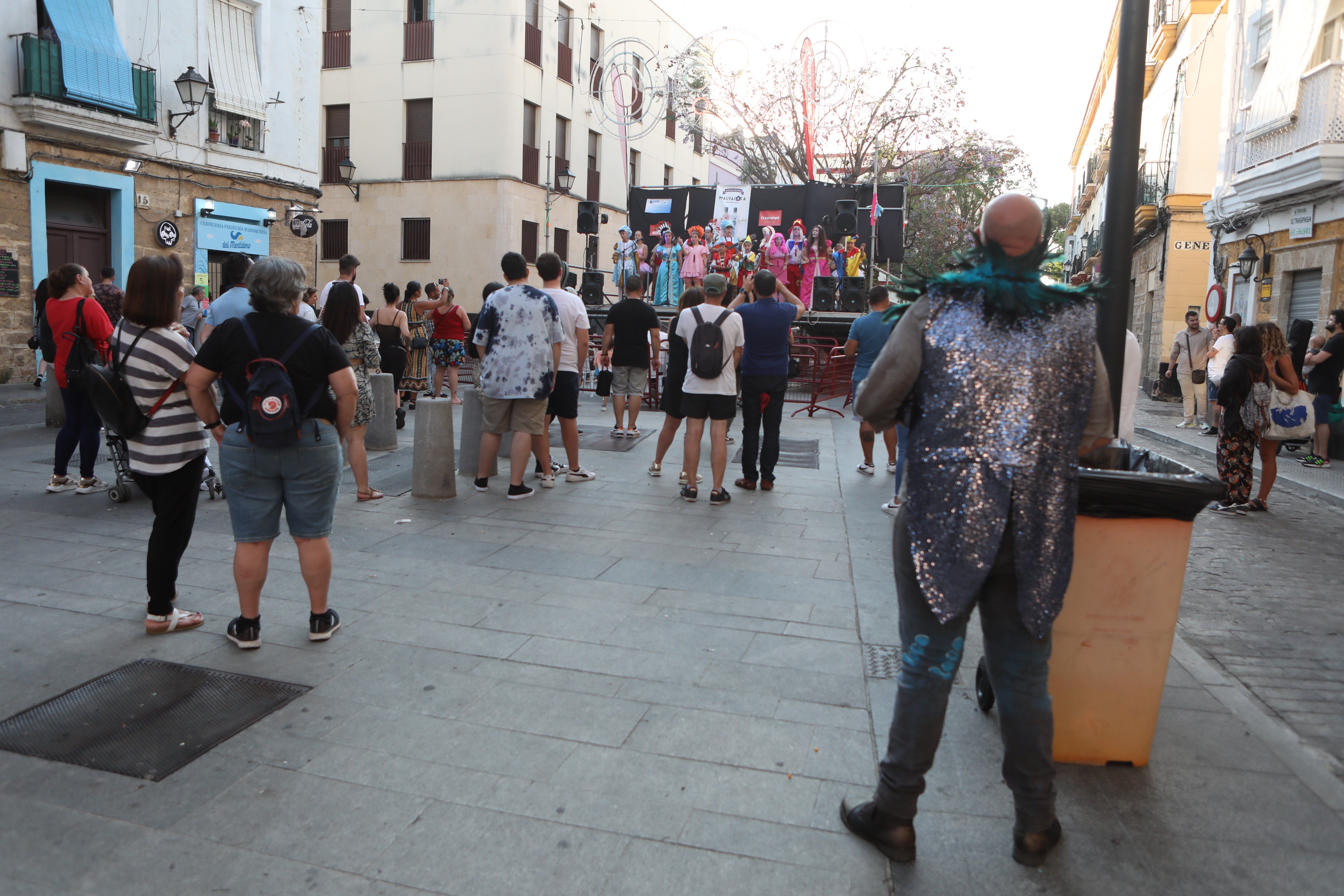 En imágenes: Jueves de Carnaval de verano por las calles de Cádiz