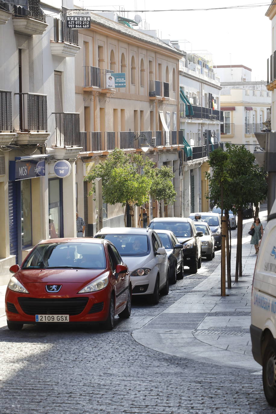 El corte de la calle Alfaros de Córdoba por un socavón, en imágenes