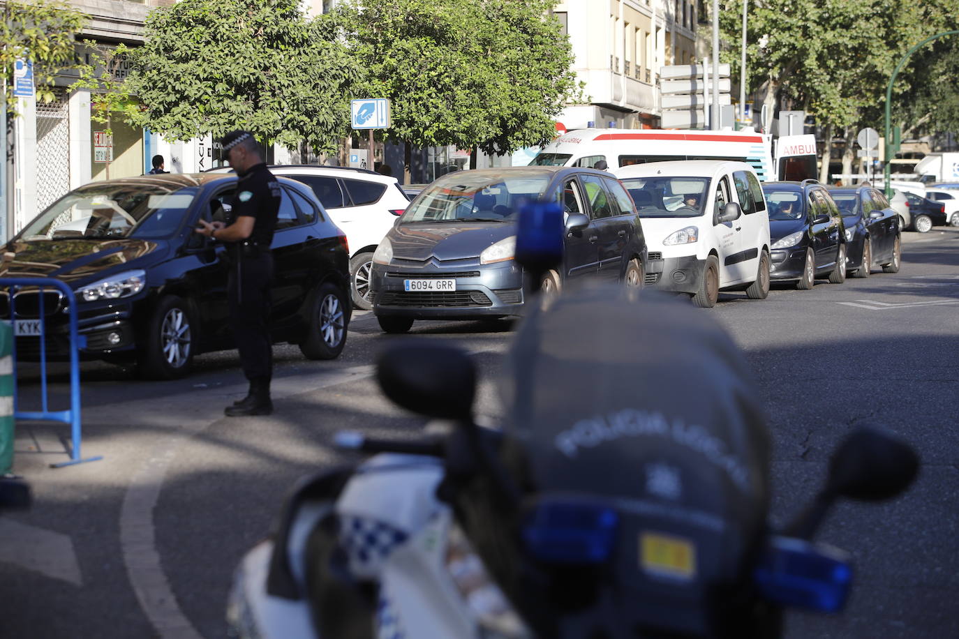 El corte de la calle Alfaros de Córdoba por un socavón, en imágenes