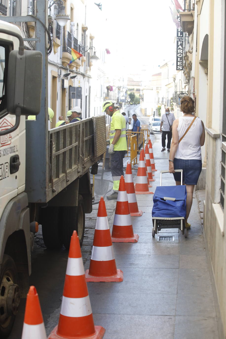 El corte de la calle Alfaros de Córdoba por un socavón, en imágenes