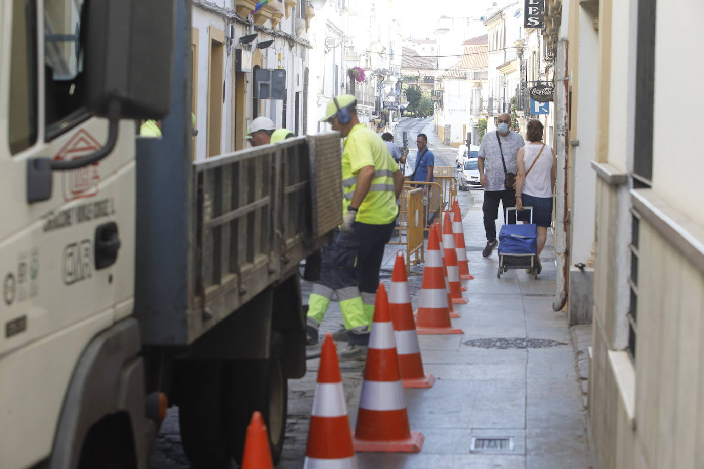 El corte de la calle Alfaros de Córdoba por un socavón, en imágenes