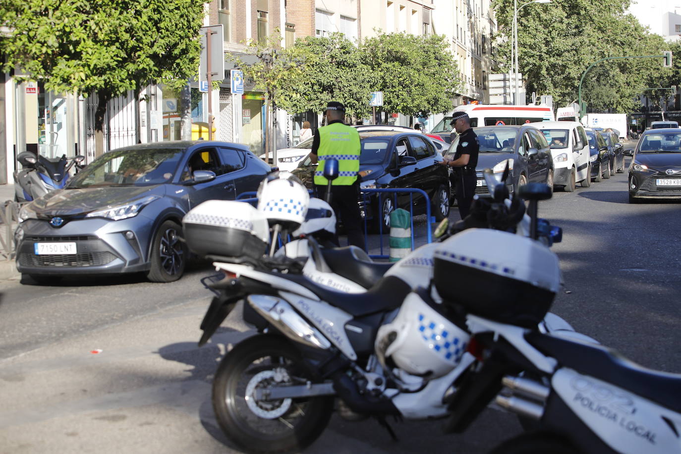 El corte de la calle Alfaros de Córdoba por un socavón, en imágenes