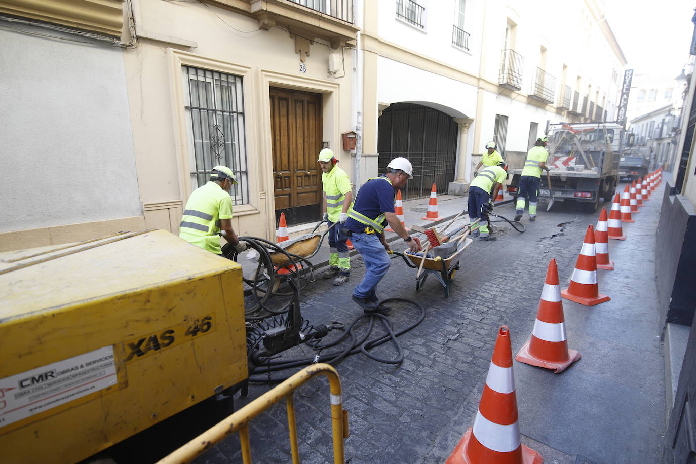 El corte de la calle Alfaros de Córdoba por un socavón, en imágenes