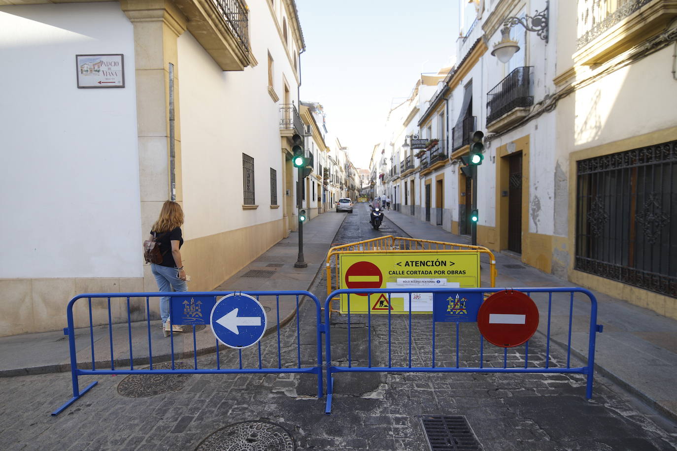 El corte de la calle Alfaros de Córdoba por un socavón, en imágenes