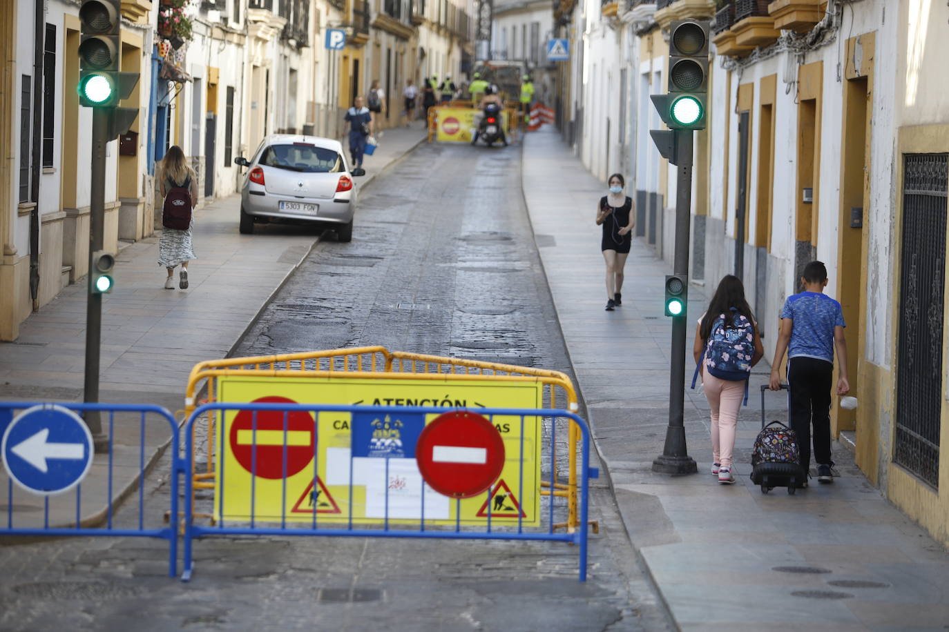 El corte de la calle Alfaros de Córdoba por un socavón, en imágenes