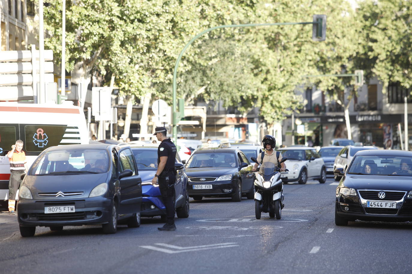 El corte de la calle Alfaros de Córdoba por un socavón, en imágenes