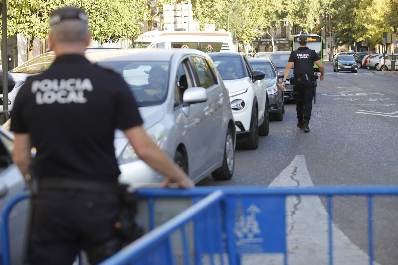 El corte de la calle Alfaros de Córdoba por un socavón, en imágenes