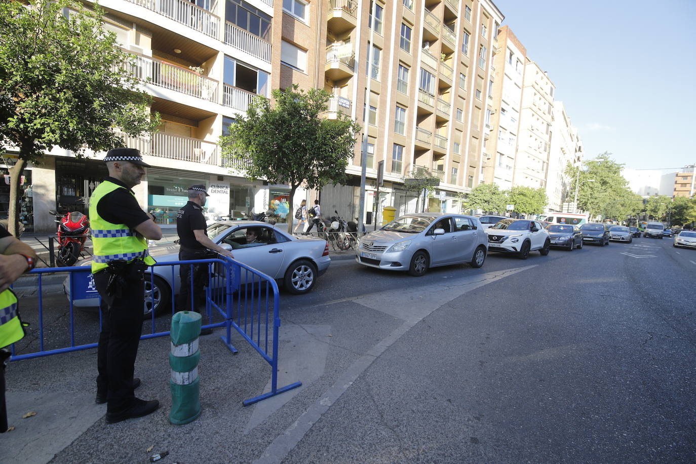 El corte de la calle Alfaros de Córdoba por un socavón, en imágenes