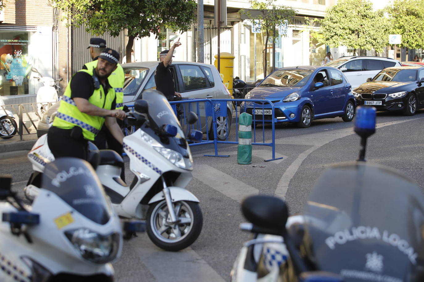 El corte de la calle Alfaros de Córdoba por un socavón, en imágenes