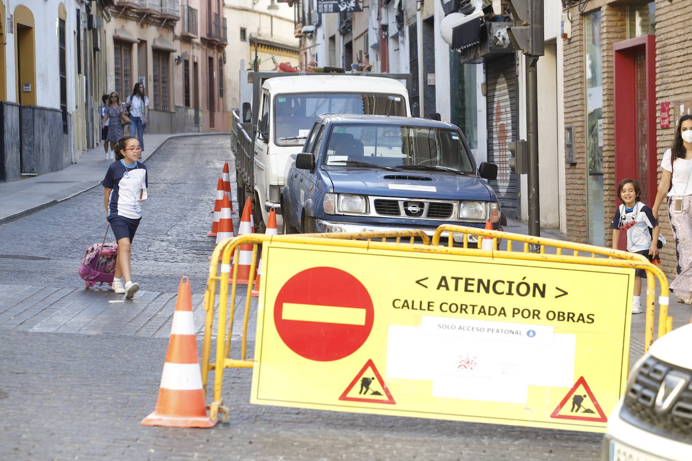 El corte de la calle Alfaros de Córdoba por un socavón, en imágenes