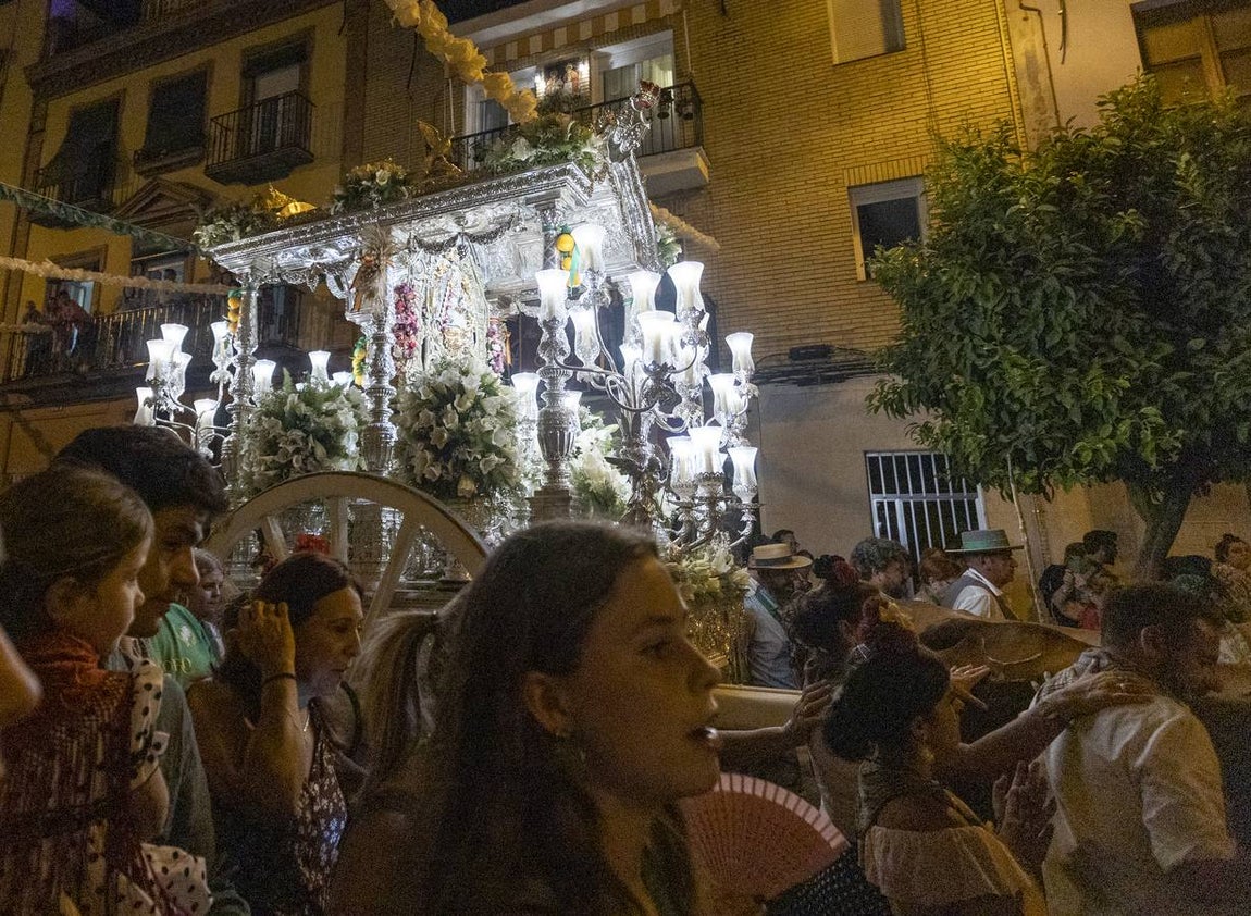 Triana arropa a su Simpecado