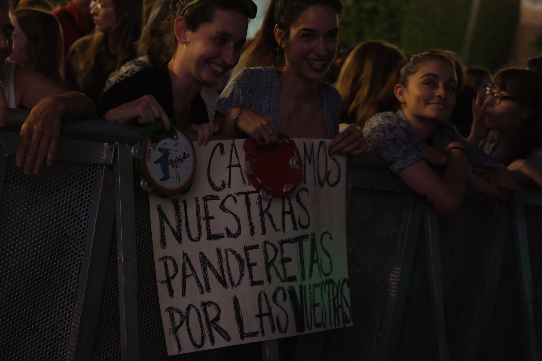 Fotogalería: Concierto de Tanxugueiras en la plaza de San Antonio de Cádiz