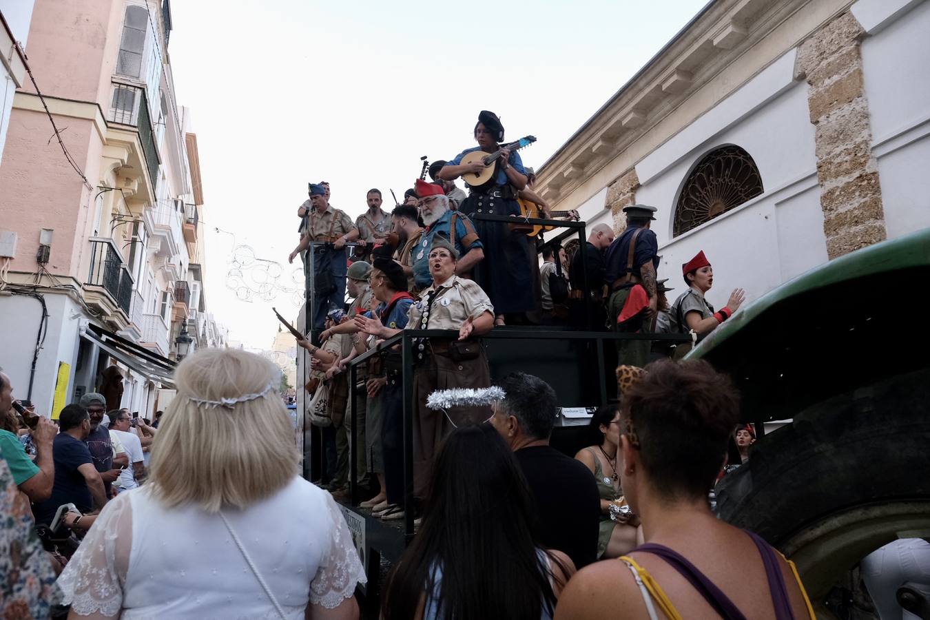 Fotos: El carrusel de coros del viernes se refugia en el Mercado del viento levante