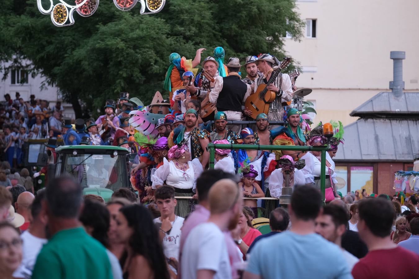 Fotos: El carrusel de coros del viernes se refugia en el Mercado del viento levante