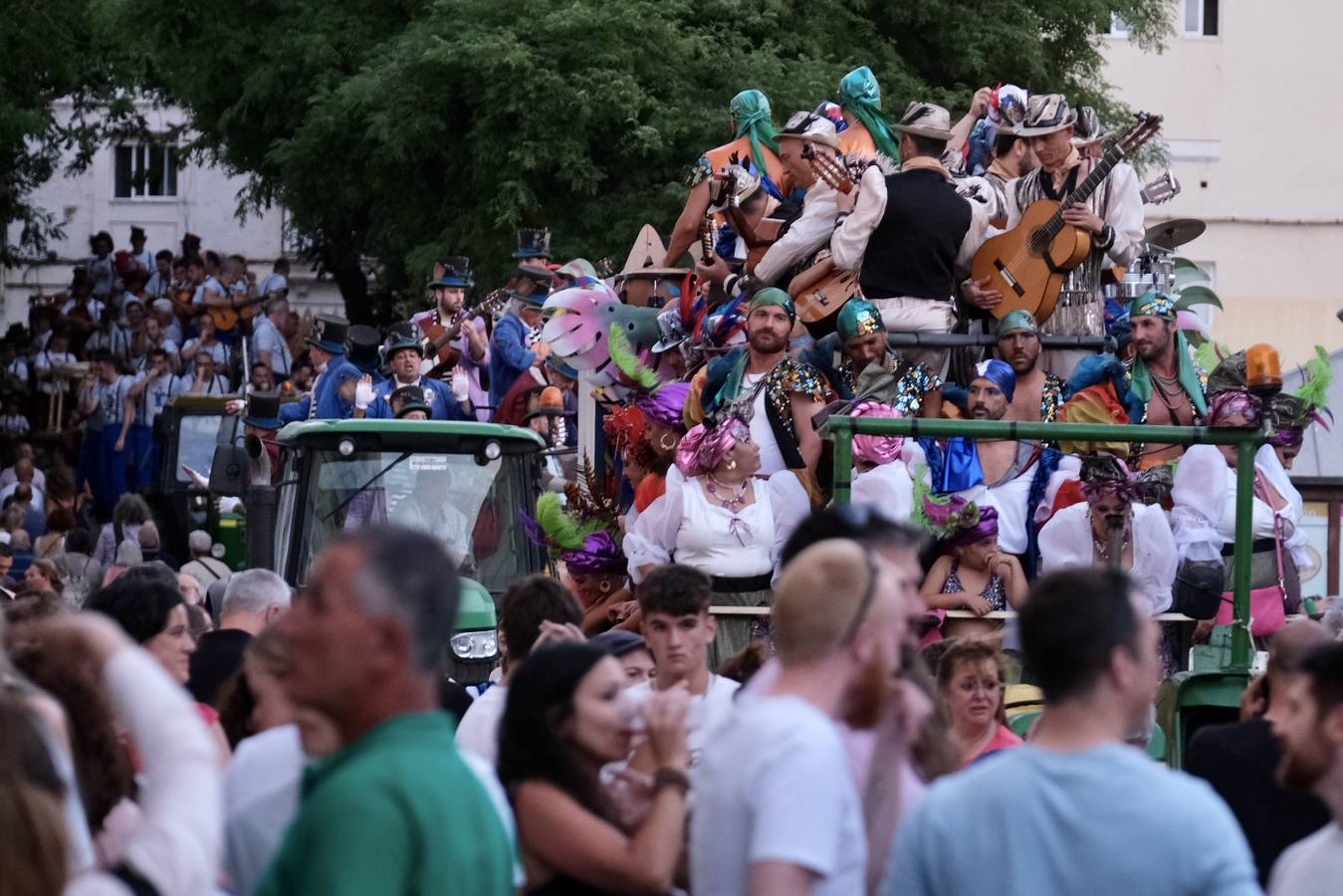 Fotos: El carrusel de coros del viernes se refugia en el Mercado del viento levante