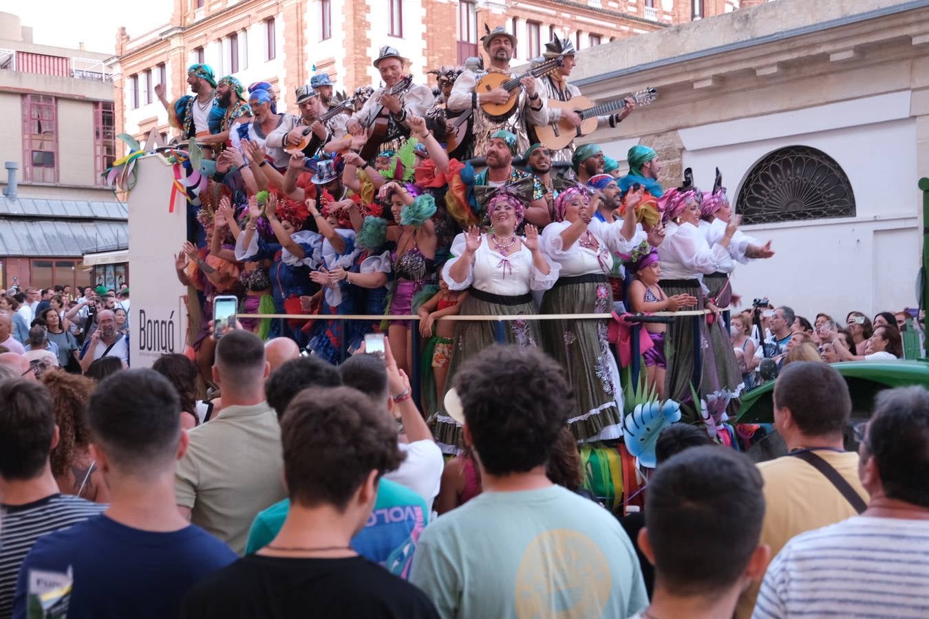 Fotos: El carrusel de coros del viernes se refugia en el Mercado del viento levante