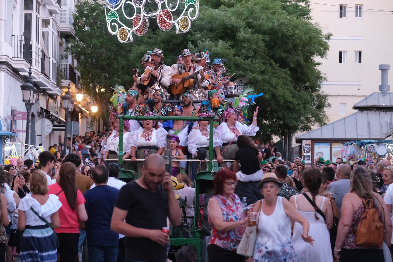 Fotos: El carrusel de coros del viernes se refugia en el Mercado del viento levante